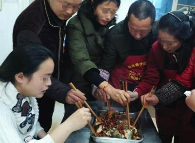  成人抖音下载大全們品嚐烤魚