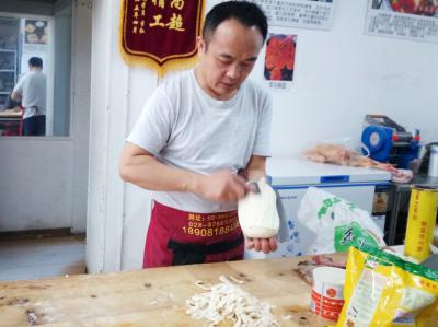 刀削麵製作成人抖音在线下载 